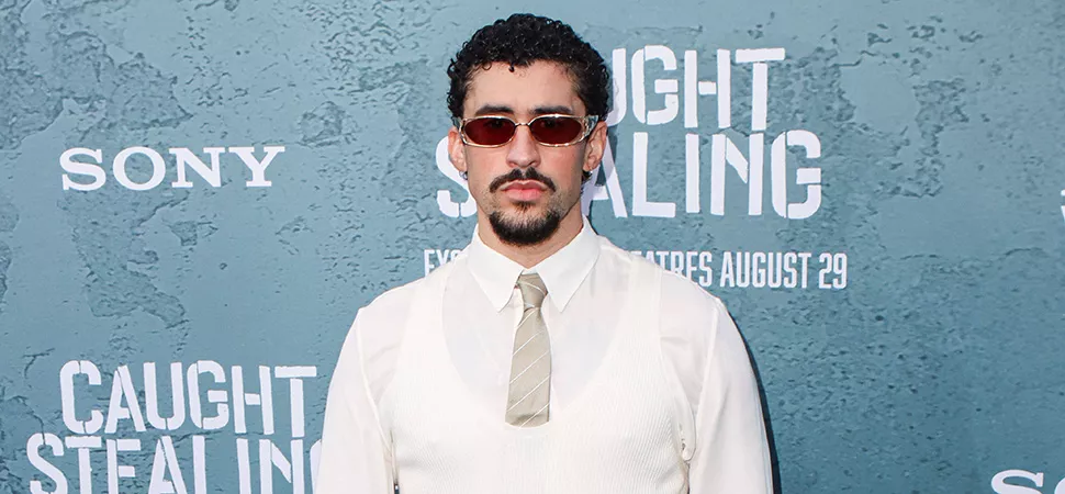 Bad Bunny mit Sonnenbrille auf dem roten Teppich
