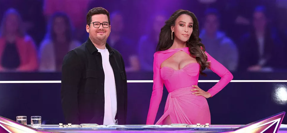 Chris Tall und Verona Pooth am Pult bei The Masked Singer