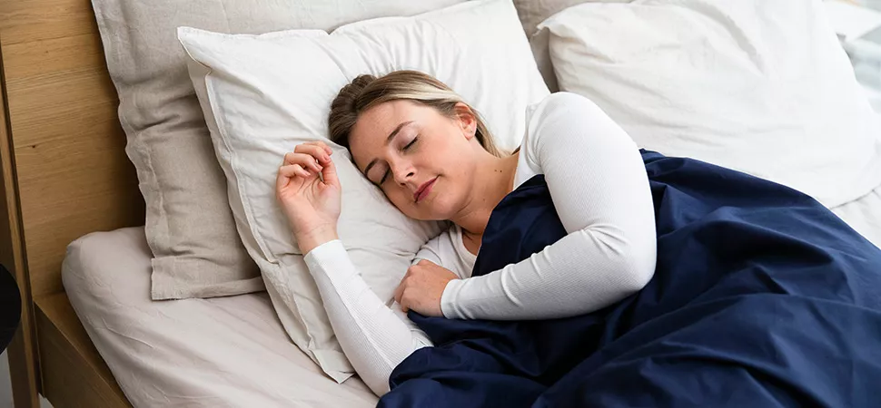 Eine schlafennde Frau im Bett