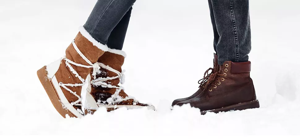 Close up von zwei Paar Winterschuhen im Schnee