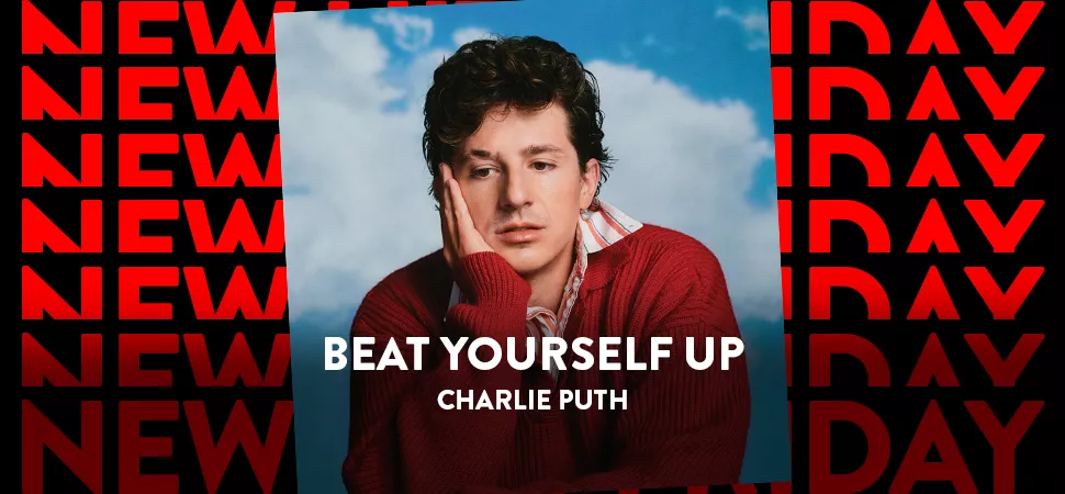 Singlecover von Charlie Puths Single "Beat Yourself Up". Ein Porträt von dem Künstler vor Himmelhintergrund