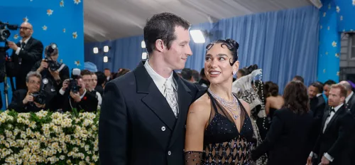 Callum Turner und Dua Lipa auf der Met Gala 2025