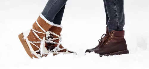 Close up von zwei Paar Winterschuhen im Schnee