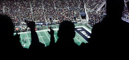 Eine jubelnde Menge mit Blick auf ein Football-Feld