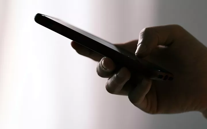 Hand hält ein Smartphone 