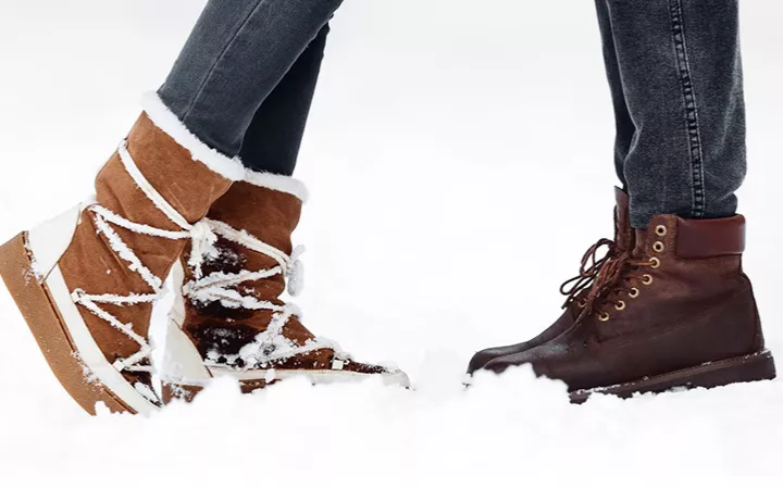 Close up von zwei Paar Winterschuhen im Schnee