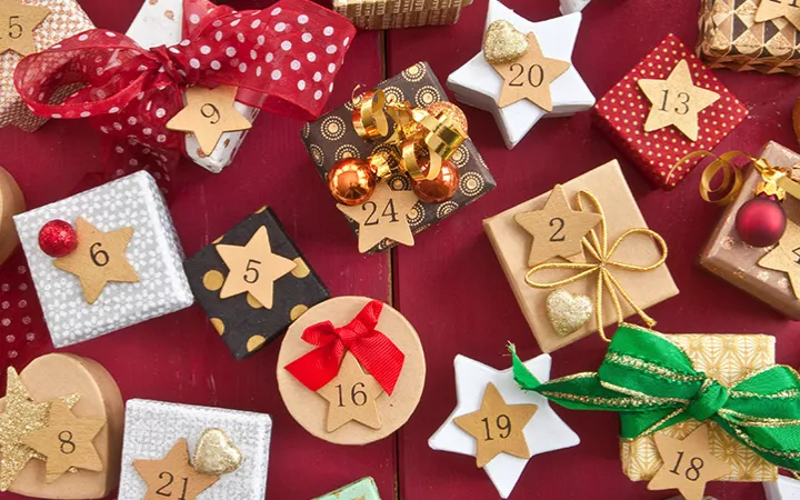 Ein Adventskalender mit verschiedenen Türchennummern.