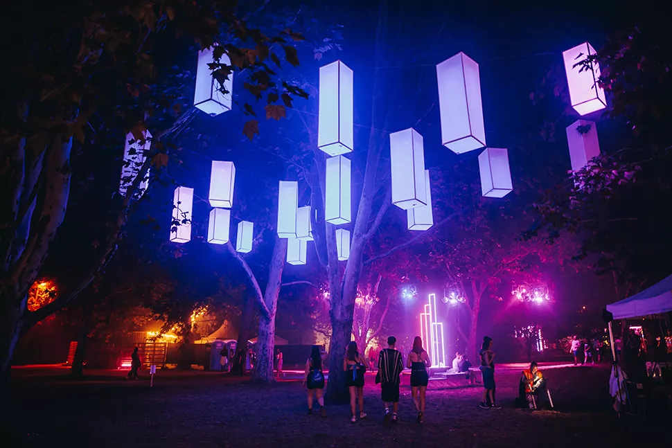 Das Sziget Geländer erleuchtet von Laternen