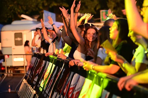 Menschen am Wellenbrecher tanzen