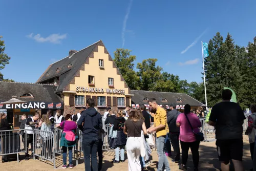 Einlass am Strandbad Wannsee bei der ENERGY MUSIC TOUR