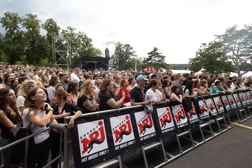 Publikum steht am Wellenbrecher auf der ENERGY MUSIC TOUR