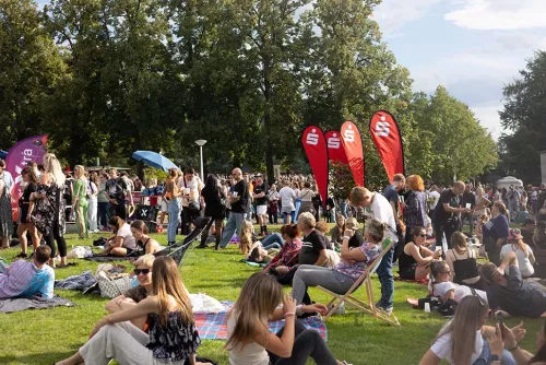 Viele Besucher auf der Wiese 