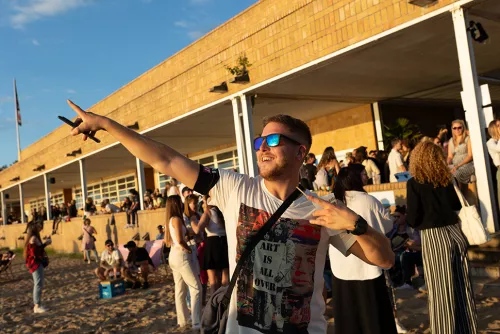 Besucher macht einen DAB