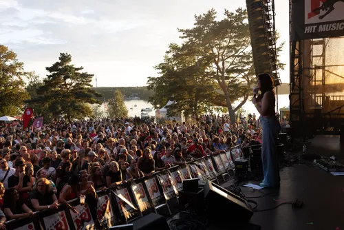 ENERGY Moderatorin Felina auf der Bühne der ENERGY MUSIC TOUR