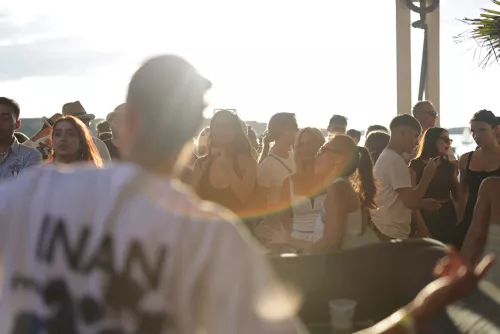 Besucherinnen tanzen bei Sonnenuntergang