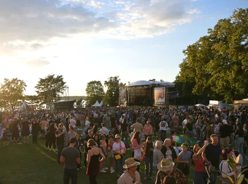 Sonnenuntergang mit  Bühne und Personen