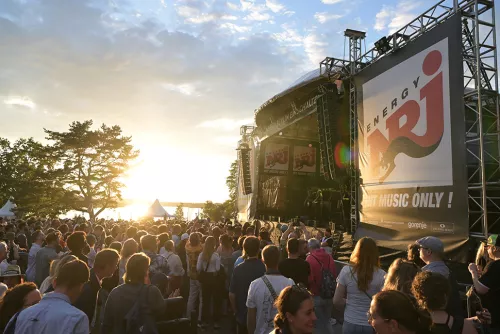 Sonnenuntergang mit Bühne und Personen